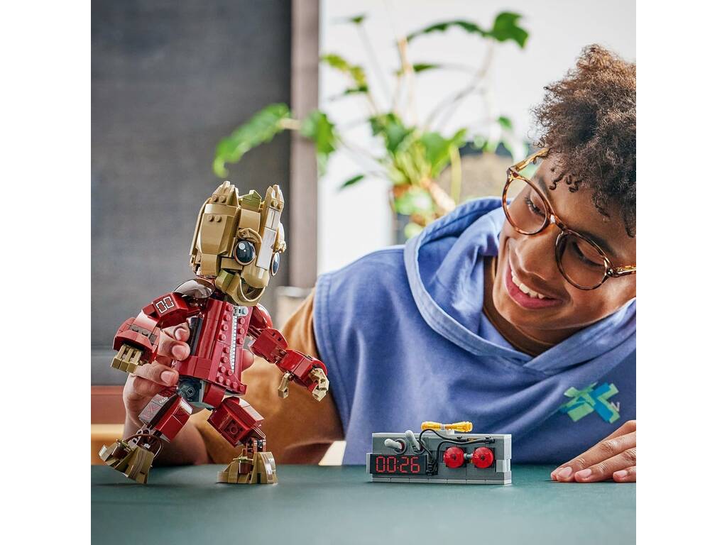 Lego Marvel Groot con costume da saccheggiatore